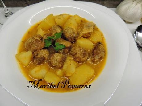 Guiso de albóndigas y patatas en olla programable. Guiso de albóndigas y patatas en olla programable.