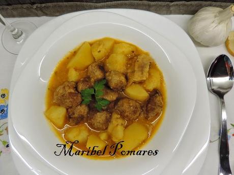 Guiso de albóndigas y patatas en olla programable. Guiso de albóndigas y patatas en olla programable.