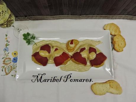 Pimientos rellenos con mejillones y salsa de nueces. Pimientos rellenos con mejillones y salsa de nueces.