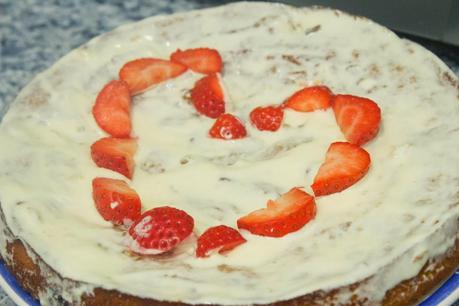 tarta de manzana, almendra, chocolate blanco y fresas tarta de manzana, almendra, chocolate blanco y fresas