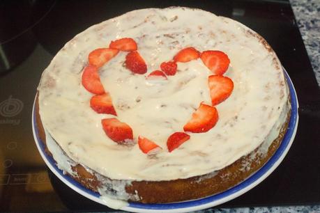 tarta de manzana, almendra, chocolate blanco y fresas tarta de manzana, almendra, chocolate blanco y fresas
