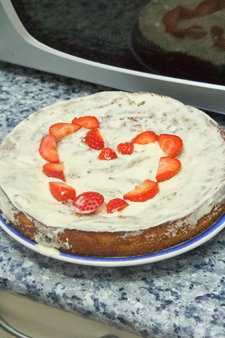 tarta de manzana, almendra, chocolate blanco y fresas tarta de manzana, almendra, chocolate blanco y fresas