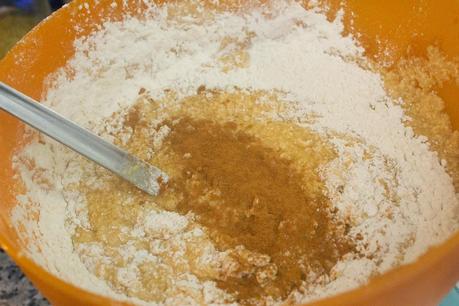 tarta de manzana, almendra, chocolate blanco y fresas tarta de manzana, almendra, chocolate blanco y fresas