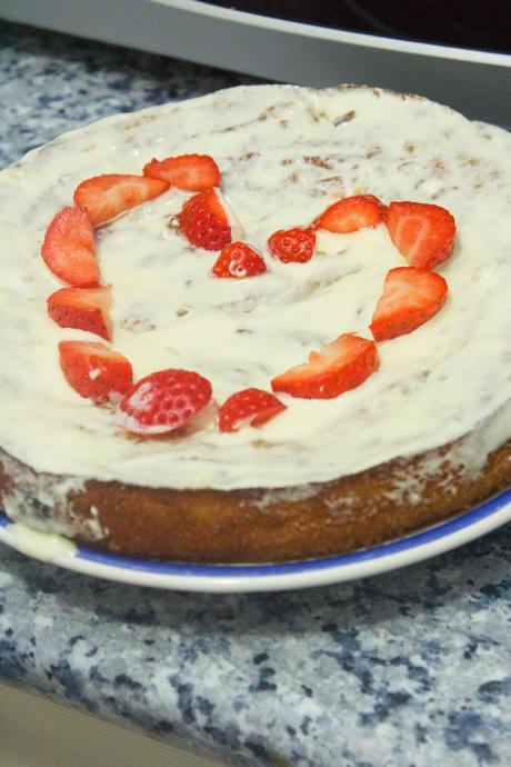 tarta de manzana, almendra, chocolate blanco y fresas tarta de manzana, almendra, chocolate blanco y fresas