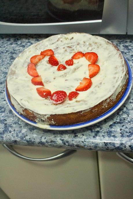 tarta de manzana, almendra, chocolate blanco y fresas tarta de manzana, almendra, chocolate blanco y fresas