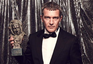 Reportaje Premios Goya 2015 Antonio Banderas con el Goya de Honor