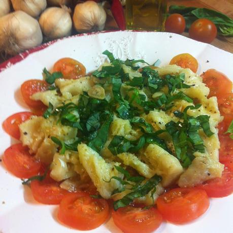 Ensalada Tibia De Tomatitos Con Bacalao Y Albahaca Ensalada Tibia De Tomatitos Con Bacalao Y Albahaca