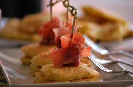 Blinis de jamón y queso Blinis de jamón y queso