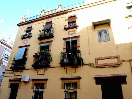 Un retablo cerámico de la Macarena. Un retablo cerámico de la Macarena.