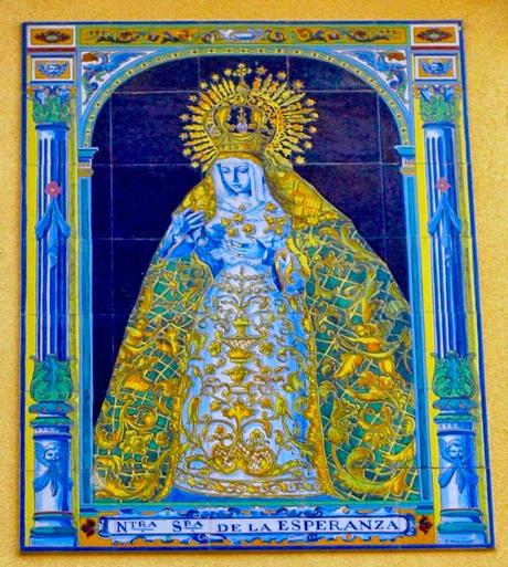 Un retablo cerámico de la Macarena. Un retablo cerámico de la Macarena.