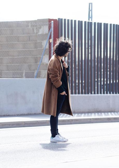 Keep_On_Liying_To_Me_Oversize_Vintage_Coat_Zara_Knit_Sweater_H&M_Ripped_Jeans_Stan_Smith_White_Sneakers_Charlie_Cole_Glamour_Narcotico_ Menswear_and_Lifestyle_Blog_ (2)