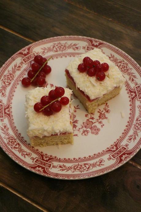 Bizcochitos de coco, gelatina de grosellas y crema de queso y coco Bizcochitos de coco, gelatina de grosellas y crema de queso y coco
