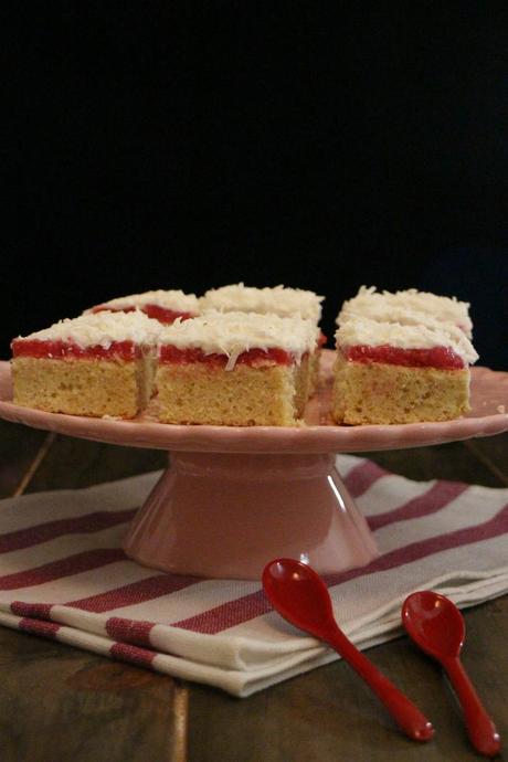 Bizcochitos de coco, gelatina de grosellas y crema de queso y coco Bizcochitos de coco, gelatina de grosellas y crema de queso y coco