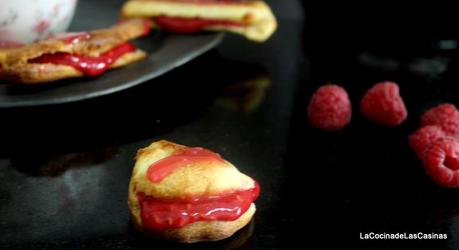 Bocaditos o Éclairs Rellenos de Frambuesa y su Glasa Bocaditos o Éclairs Rellenos de Frambuesa y su Glasa