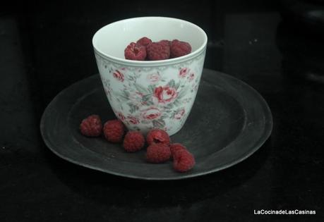 Bocaditos o Éclairs Rellenos de Frambuesa y su Glasa Bocaditos o Éclairs Rellenos de Frambuesa y su Glasa