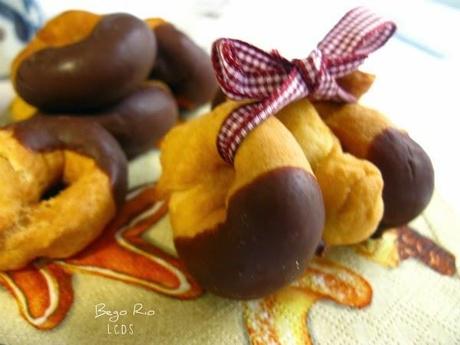 Rosquillas de limón con cobertura de chocolate Rosquillas de limón con cobertura de chocolate