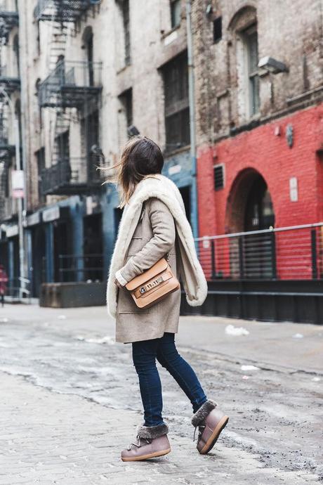 FREEEEEEZIING! New_York_Fashion_Week-Fall_Winter_2015-Asos_Beige_Coat-Faux_Fur_Scarf-Ikkii_Boots-Winter_Outfit-Street_STyle-NYFW-Collage_Vintage-Maje_Sweater-3