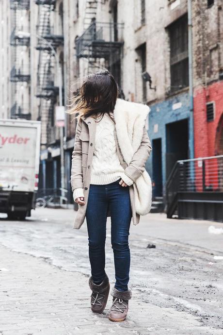 FREEEEEEZIING! New_York_Fashion_Week-Fall_Winter_2015-Asos_Beige_Coat-Faux_Fur_Scarf-Ikkii_Boots-Winter_Outfit-Street_STyle-NYFW-Collage_Vintage-Maje_Sweater-12