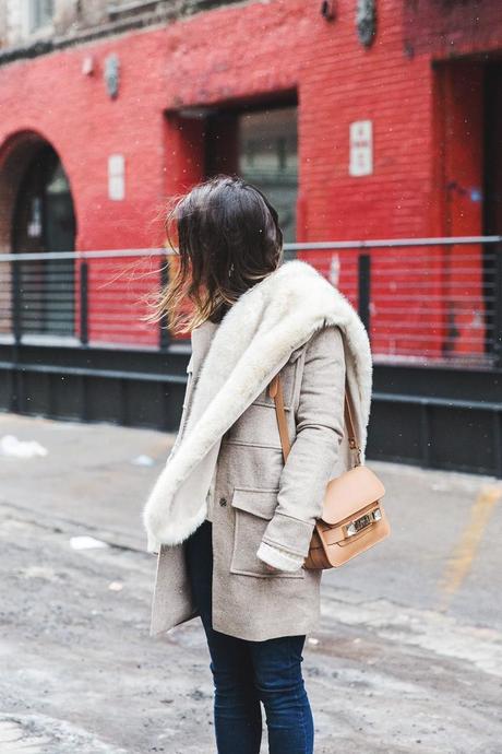 FREEEEEEZIING! New_York_Fashion_Week-Fall_Winter_2015-Asos_Beige_Coat-Faux_Fur_Scarf-Ikkii_Boots-Winter_Outfit-Street_STyle-NYFW-Collage_Vintage-Maje_Sweater-4