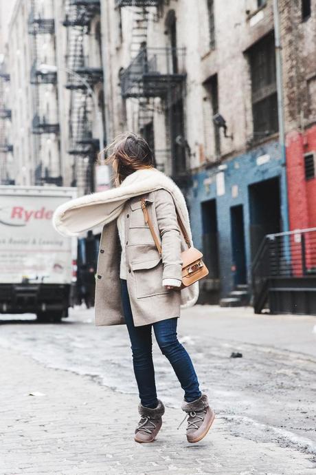 FREEEEEEZIING! New_York_Fashion_Week-Fall_Winter_2015-Asos_Beige_Coat-Faux_Fur_Scarf-Ikkii_Boots-Winter_Outfit-Street_STyle-NYFW-Collage_Vintage-Maje_Sweater-8