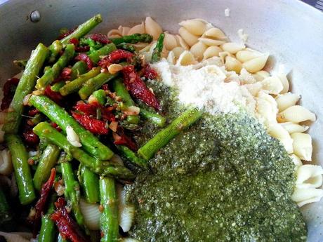 Pasta al pesto con espárragos y tomates secos 20140715_160238