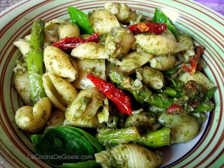 Pasta al pesto con espárragos y tomates secos 20140715_1608071