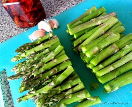 Pasta al pesto con espárragos y tomates secos 20140715_152725