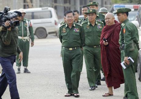 El general Min Aung Hlaing (centro), con otros militares a su llegada al monasterio de Lashio (EFE)