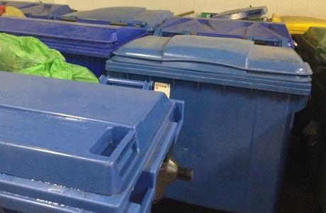 En el contenedor azul grande se deposita el papel a reciclar