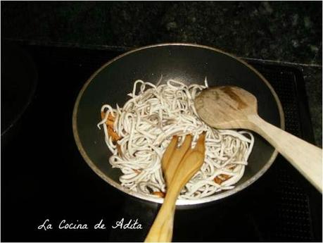 Huevos rotos, con patatas y gulas Huevos rotos, con patatas y gulas