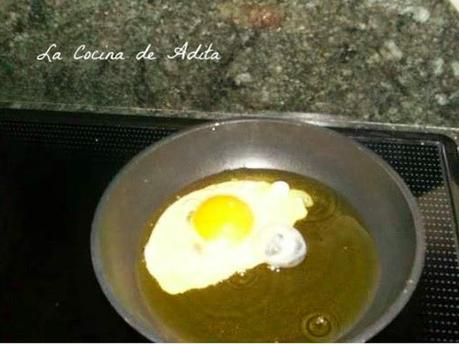 Huevos rotos, con patatas y gulas Huevos rotos, con patatas y gulas