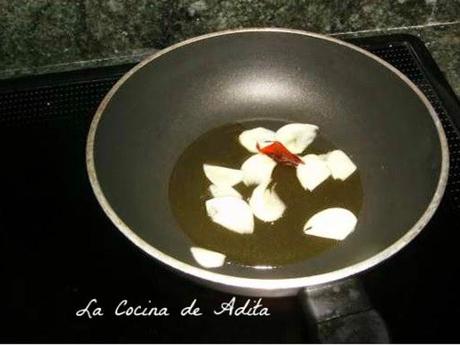 Huevos rotos, con patatas y gulas Huevos rotos, con patatas y gulas