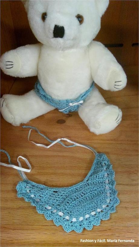 Un osito Teddy con babero tejido a crochet de bebé. (A crocheted bid for a babyTeddy Bear) Un osito Teddy con babero tejido a crochet de bebé. (A crocheted bid for a babyTeddy Bear)
