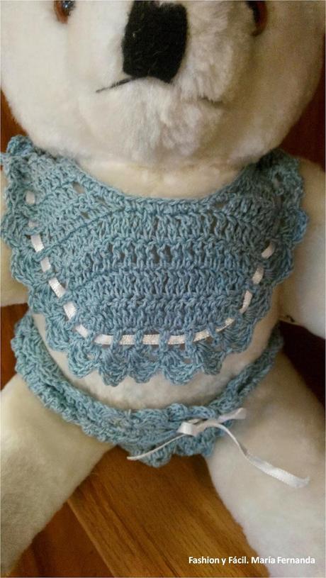 Un osito Teddy con babero tejido a crochet de bebé. (A crocheted bid for a babyTeddy Bear) Un osito Teddy con babero tejido a crochet de bebé. (A crocheted bid for a babyTeddy Bear)