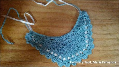 Un osito Teddy con babero tejido a crochet de bebé. (A crocheted bid for a babyTeddy Bear) Un osito Teddy con babero tejido a crochet de bebé. (A crocheted bid for a babyTeddy Bear)