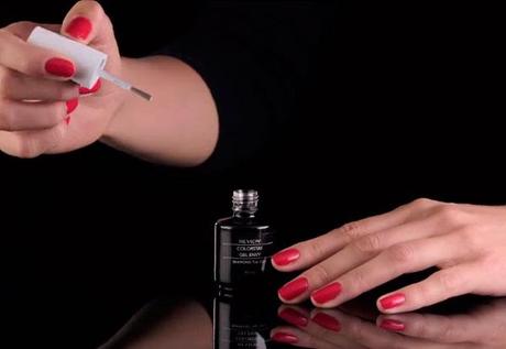 ¿Manicura duradera? Colorstay Gel Envy de Revlon aplicar top coat