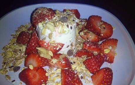 Yogur de soja con muesli y fresas. Yogur de soja con muesli y fresas.