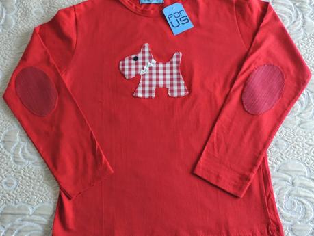 CAMISETA DE NIÑA CON APLIQUE DE PATCHWORK CAMISETA DE NIÑA CON APLIQUE DE PATCHWORK