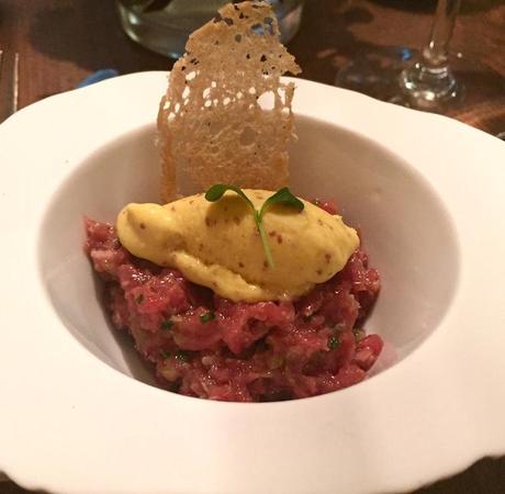 Steak tartare de vaca vieja con helado de mostaza