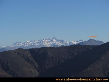 Ruta Foces del Rio Pendon y Varallonga: Desde ell pico Varallonga, vista de los Picos de Europa y Vízcares