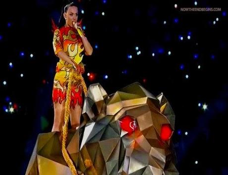 LA EX-CRISTIANA  KATY PERRY PROMOVIO LA MAGIA  OSCURA Y LA AGENDA DEL  LGBT EN EL SUPER BOWL 2015