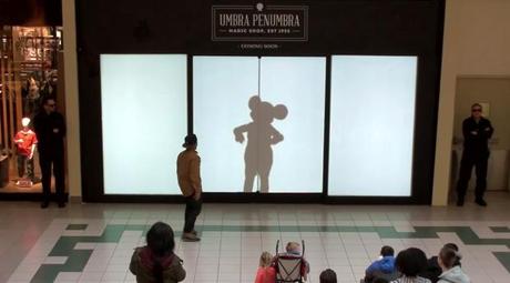 Disney cambia la sombra de la gente por la de Mickey Mouse en una divertida cámara oculta