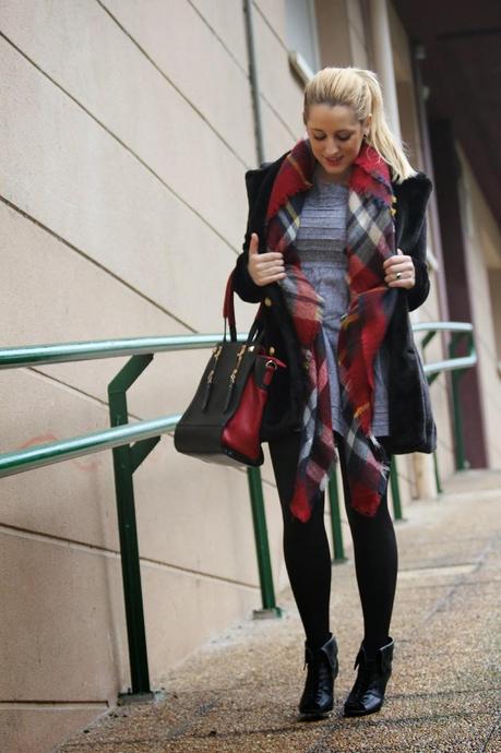 Vestido_gris_complementos_rojos Vestido_gris_complementos_rojos