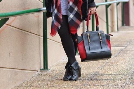 Vestido_gris_complementos_rojos Vestido_gris_complementos_rojos