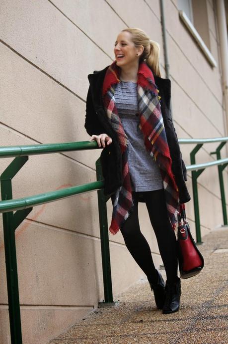 Vestido_gris_complementos_rojos Vestido_gris_complementos_rojos