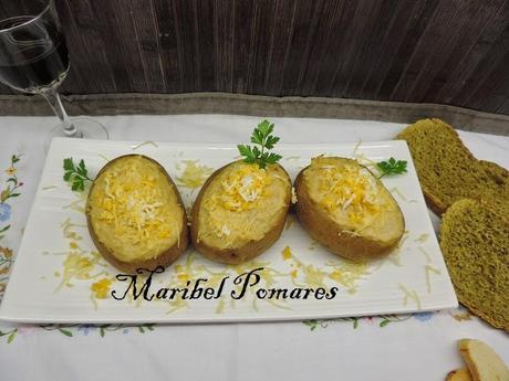 Patatas rellenas de atún, queso y huevo. Patatas rellenas de atún, queso y huevo.