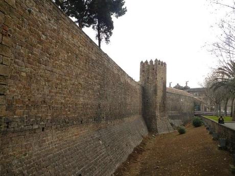 Fuente: http://4.bp.blogspot.com/-B1HeA1XyZO4/USEMgGHTt7I/AAAAAAAARz8/_1yAG80qjhw/s1600/portal_sta_madrona+%25286%2529.JPG Montjuïc 1641. La chapuza militar española y las escalas que nadie trajo