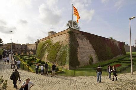 Fuente: http://img02.lavanguardia.com/2014/02/25/Vista-del-castillo-de-Montjuic_54402565107_54028874188_960_639.jpg Montjuïc 1641. La chapuza militar española y las escalas que nadie trajo