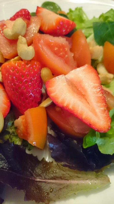 Ensalada de fresas y anacardos con vinagreta de fresas con un toque de miel Ensalada de fresas y anacardos con vinagreta de fresas con un toque de miel
