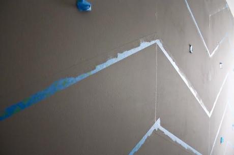 Tutorial para transformar un dormitorio con pintura de dibujo en espiga Tutorial para transformar un dormitorio con pintura de dibujo en espiga